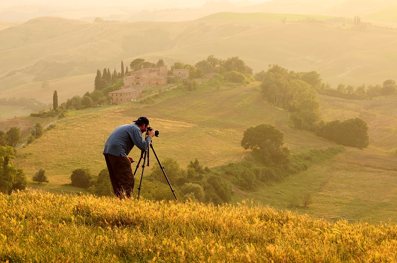Fotograf ve zlatých vlnkách toskánských