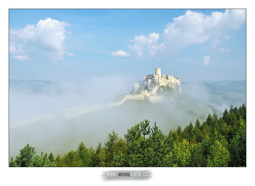 Spiský hrad vystupuje z ranní mlhy